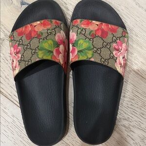 Gucci Black Slides with Floral Monogram Strap Size 10 like new
